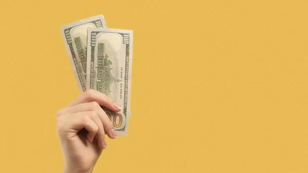 Χρηματική Χειρονομία Κερδοφόρα Επένδυση Γυναικείο Χέρι Διπλασιασμένο Χαρτονόμισμα 100 Δολαρίων — Φωτογραφία Αρχείου