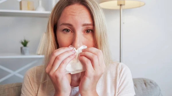 生病的女人流感症状 季节性的过敏 伤心欲绝的女士在组织中吹鼻涕 在家中流鼻涕 自由自在 — 图库照片