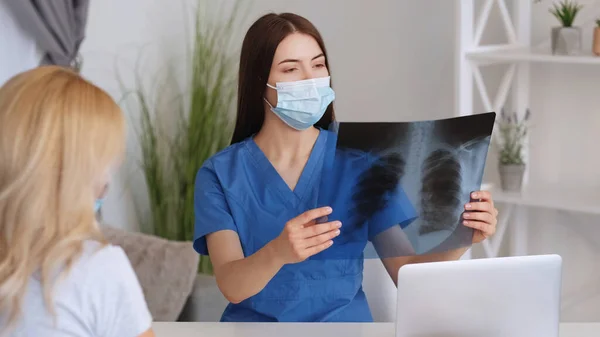 Ακτινολογία Πνευμόνων Ακτινογραφία Θώρακος Διαγνωστικό Ρόντγκεν Γυναίκα Γιατρός Που Εξετάζει — Φωτογραφία Αρχείου