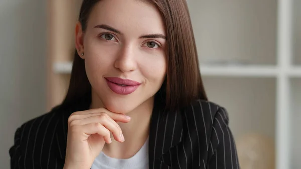 Weibliche Führung Berufliche Laufbahn Porträt Einer Selbstbewusst Lächelnden Niedlichen Managerin — Stockfoto
