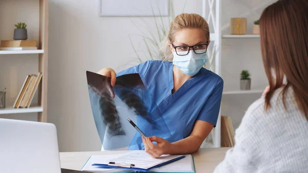 Bröströntgen Röntgendiagnostik Kvinna Läkare Undersöker Lunga Film Scan Vid Radiologi — Stockfoto