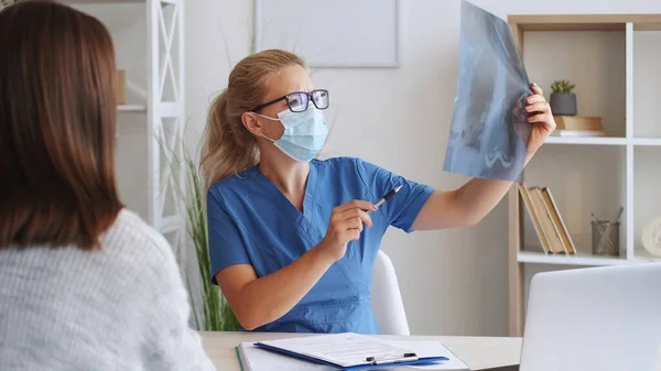 Ακτινογραφία Θώρακος Ακτινολογία Πνευμόνων Διαγνωστικό Ρόντγκεν Γυναίκα Γιατρός Που Εξετάζει — Φωτογραφία Αρχείου