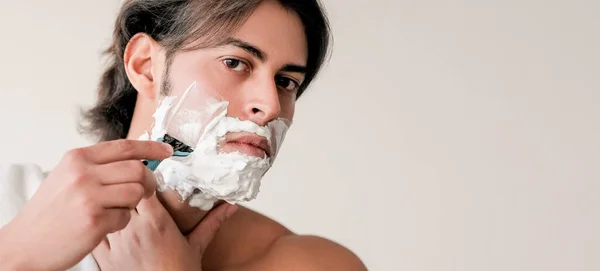 Mencukur Wajah Selamat Pagi Pria Berambut Coklat Pekat Yang Menarik — Stok Foto