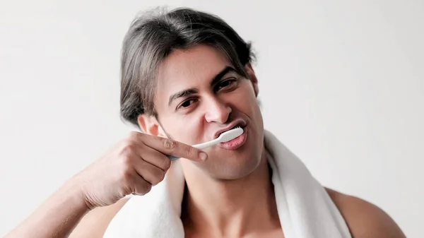 Чистить Зубы Здоровье Зубов Устная Рутина Привлекательный Парень Белое Полотенце — стоковое фото