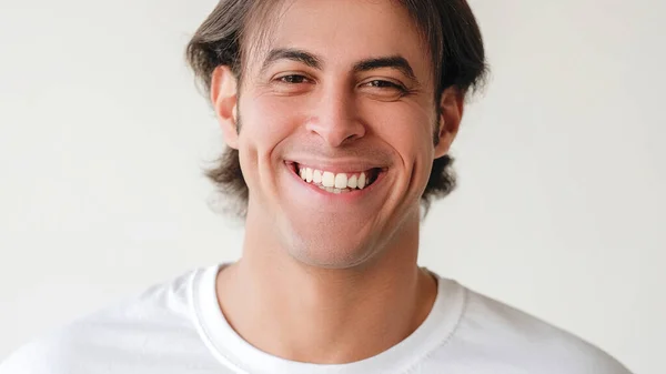 Usměvavá Tvář Pečovatelský Vzhled Mužská Síla Atraktivní Tmavé Vlasy Chlap — Stock fotografie