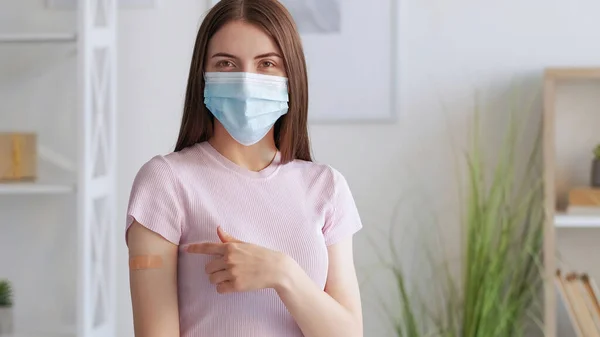 Vaccinationsresultat Förebyggande Coronavirus Hälsoskydd Kvinna Skyddsmask Som Visar Självhäftande Plåster — Stockfoto