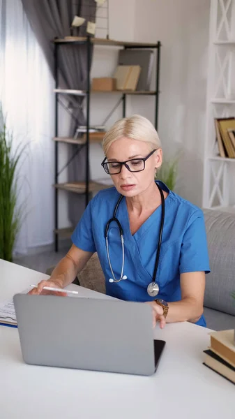 Medical Research Female Doctor Study Diagnosis Smart Middle Aged Woman — Stock Photo, Image
