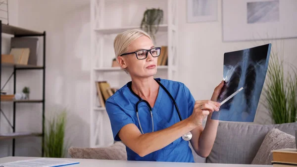 Make Diagnosis Female Doctor Online Consultation Smart Woman Showing Ray — Stock Photo, Image