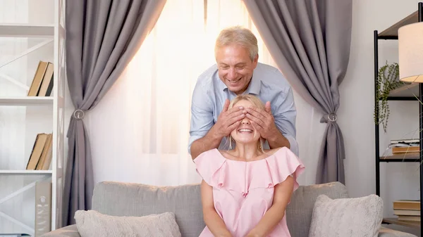 父亲的惊喜 家庭欢乐 意想不到的情绪兴奋的男人捂住眼睛 女儿坐在家里明亮的沙发上 — 图库照片