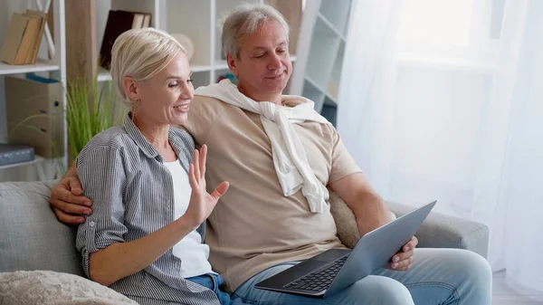 在线会议 一对快乐的夫妇数字连接 微笑吧 中年男人和女人坐在笔记本电脑上 光着身子坐在家里 — 图库照片