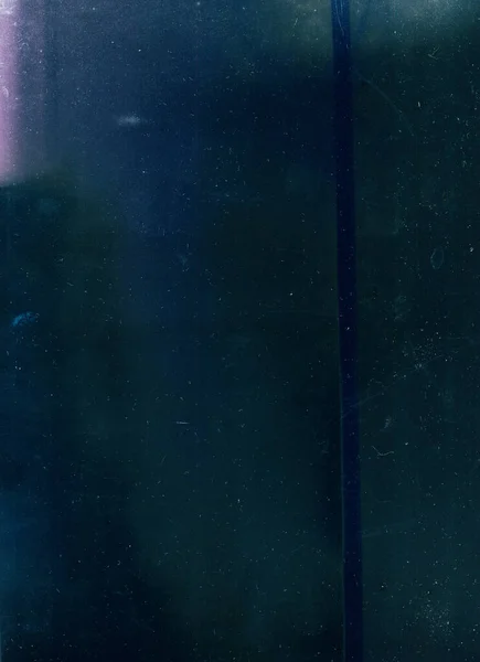 ほこりの傷の質感 古いフィルムオーバーレイ グランジフィルター 紫のピンクの青緑の色の輝きの汚れ指紋暗い着用画面のイラスト抽象的な背景 — ストック写真