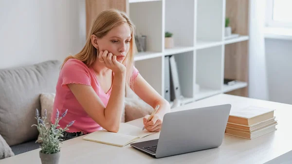 Zuhause Lernen Online Kurs Konzentrierte Ernsthafte Junge Studentin Sitzt Mit — Stockfoto