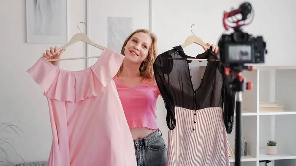 Moda Vlog Ropa Moda Feliz Sonrisa Rubia Blogger Mujer Mostrando —  Fotos de Stock