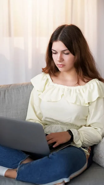 Freiberufliche Tätigkeit Online Job Internetkommunikation Konzentrierte Junge Frau Sitzt Auf — Stockfoto