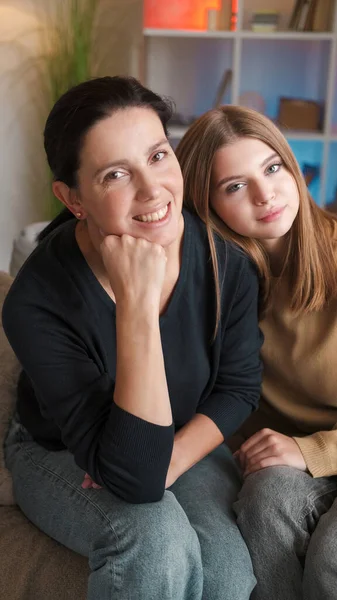 Családi Portré Boldog Kapcsolat Mosolygó Anya Tizenéves Lánya Élvezi Tölteni — Stock Fotó