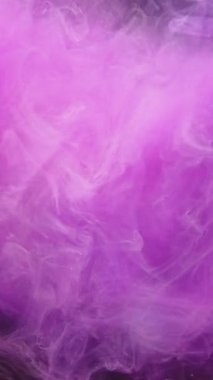 Dikey video. Renk buharı. Mürekkep damlası. Açığa çıkarma etkisi. Sihir. Neon pembe pigment sis bulutu patlama dalga soyut sanat arka planı.