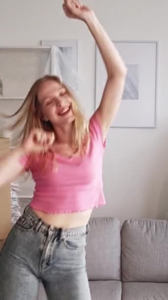 Vertikales Video Morgenspaß Heimatfreude Energetische Aktivitäten Glücklich Lächelnde Lässig Tanzende — Stockvideo