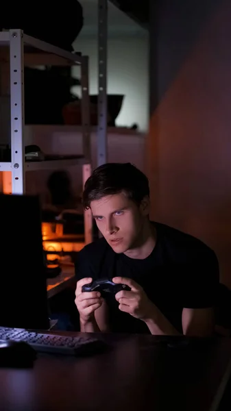Een Mannelijke Gamer Concurrentie Mislukt Nachtentertainment Teleurgesteld Man Spelen Computer — Stockfoto