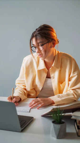 Estudiante Educación Distancia Haciendo Tarea Mujer Inteligente Escribiendo Copybook Escritorio — Foto de Stock