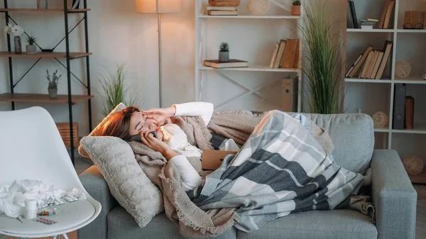 Grippe Hause Mobilfunk Kopfschmerzen Leiden Ungesunde Kranke Frau Grippesymptome Rufen — Stockfoto