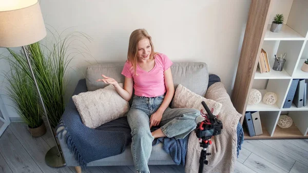 Una Blogger Grabar Vídeo Joven Mujer Sonriente Confiada Sentada Sofá —  Fotos de Stock