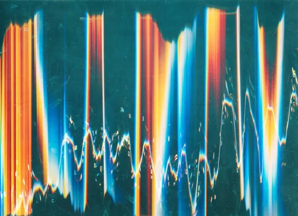 グリッチオーバーレイ 光沢のあるノイズの質感 風化した古いフィルム ブルーオレンジホワイトカラーライトフレア欠陥ほこり傷上ダークイラスト抽象的な背景 — ストック写真