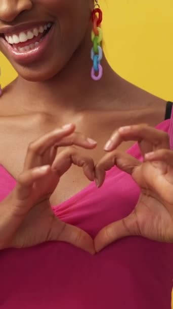 Verticale Video Hartgebaar Romantische Boodschap Onherkenbare Vrolijke Vrolijke Vrouw Met — Stockvideo