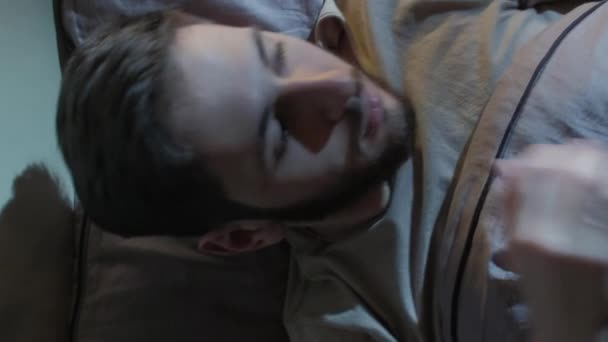 垂直录像 夜间焦虑 睡眠障碍 恐慌发作 惊慌失措的男人醒来后 在黑暗的家卧室里做恶梦 — 图库视频影像