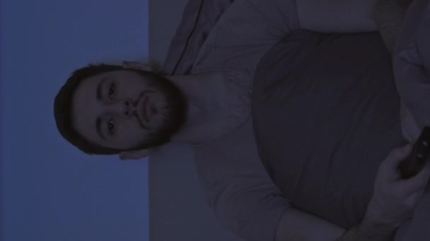 Vidéo Verticale Télé Ennuyeuse Insomnie Nocturne Fatigué Homme Négligent Changer — Video