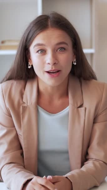 Vertikální Video Blogger Business Ženská Expertka Virtuální Komunikace Emocionální Vlivná — Stock video