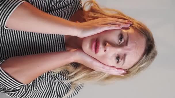 Pionowe Wideo Smutna Sytuacja Smutna Kobieta Żałuje Depresji Rozpacz Zdezorientowany — Wideo stockowe