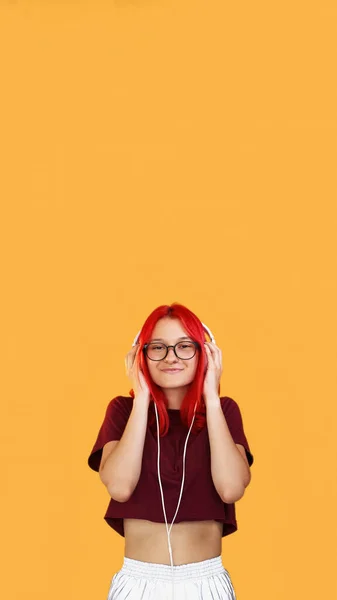 Музыкальная Гарнитура Звуковая Технология Слушать Приятно Молодая Счастливая Рыжая Девушка — стоковое фото
