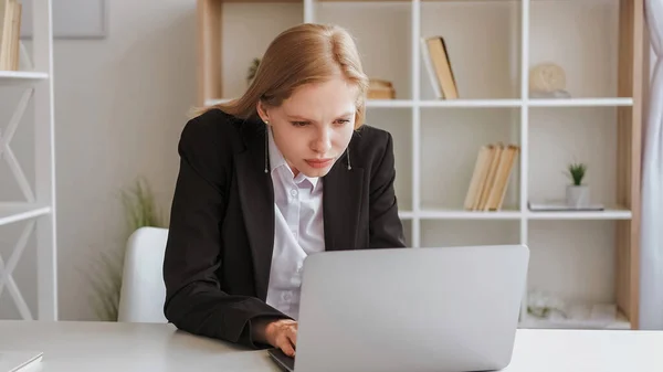 Stressiger Job Konzentrationsprobleme Computerhals Gebückte Angespannte Junge Arbeiterin Schwarzer Jacke — Stockfoto