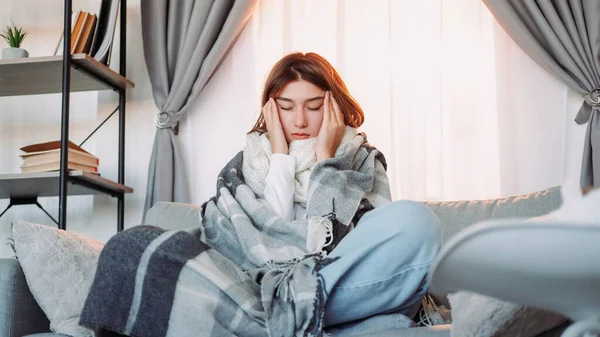 Kopfschmerzsymptom Gefühlte Grippe Ungesunde Frau Decke Gehüllt Massiert Schläfen Leiden — Stockfoto