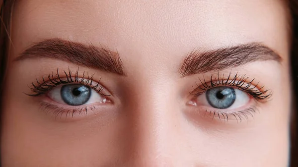 眼科检查 女性蓝眼睛 宏观的观点 无法辨认的女人 开阔眼界的特写镜头 — 图库照片