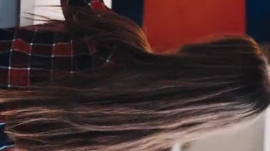 Dikey video. Sanat hobisi. Çocuklar resim yapıyor. Sanatsal aletler. Arkaya bakan küçük kız ışık odası iç dekorasyonu için renkli kalemler hazırlıyor..