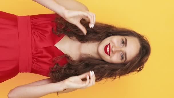 Vertikální Video Romantický Pozdrav Meme Žena Milostný Výraz Usmívající Dáma — Stock video