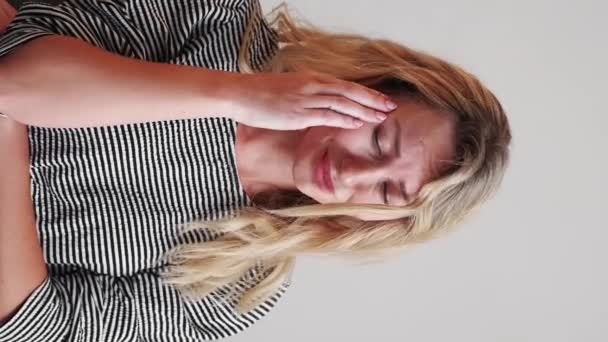 Vídeo Vertical Situação Desagradável Mulher Triste Sentimentos Arrependidos Senhora Perturbada — Vídeo de Stock