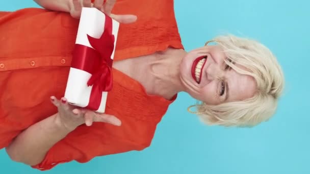 垂直录像 假日礼物 快乐的女人令人惊喜的惊喜兴奋的女士带着礼物盒红丝带蓝色表达惊讶之情 — 图库视频影像