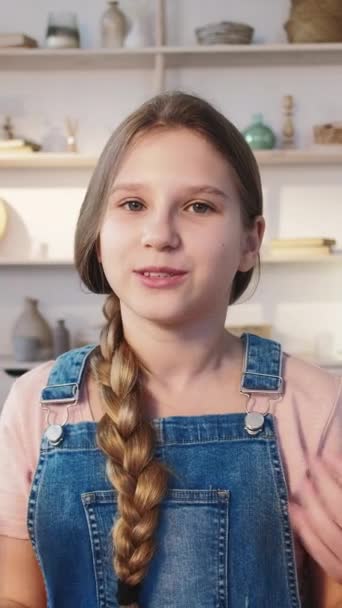Pionowe Wideo Wpływowy Dzieciak Prezentacja Online Pewny Siebie Uśmiechnięty Blogger — Wideo stockowe
