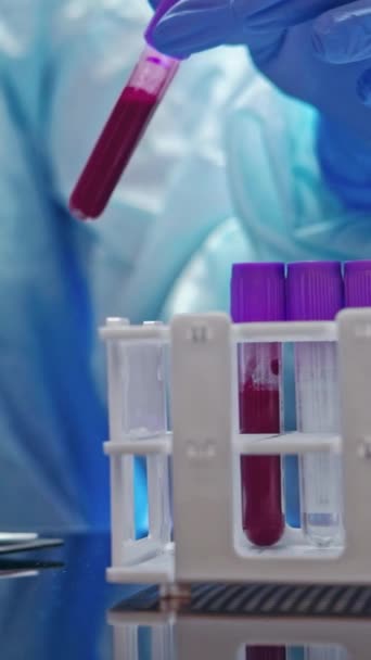 Dikey Video Kan Örneği Laboratuvar Işi Koruyucu Ekipman Hemşiresi Elleri — Stok video