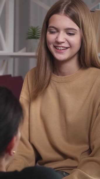 Вертикальне Відео Батьківська Підтримка Розмовляю Коханням Усміхнена Дівчина Підліток Ділиться — стокове відео
