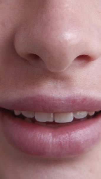 Verticale Video Lippen Verstevigen Vrouwelijke Schoonheid Macro Aanzicht Portret Gelukkig — Stockvideo