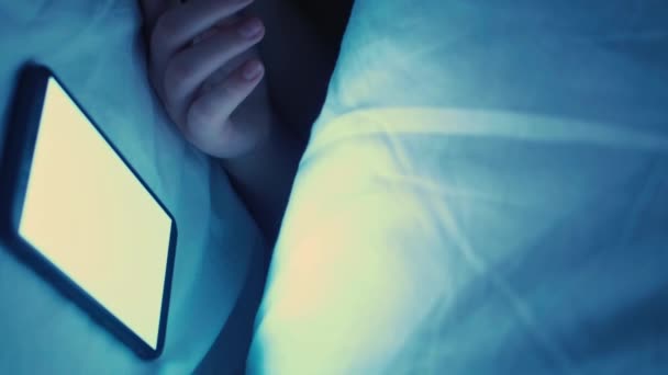 Obsessão Infantil Vício Tecnologia Mídia Social Noturna Menina Adormecer Com — Vídeo de Stock