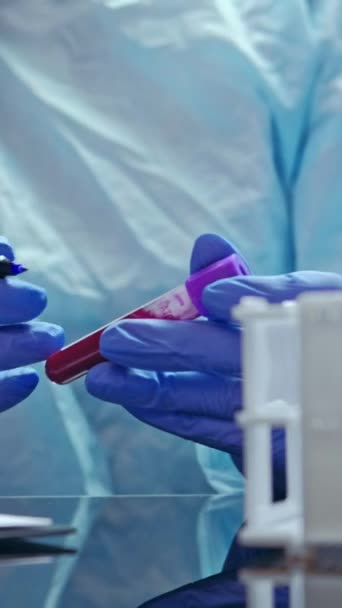 Вертикальное Видео Анализ Крови Медицинская Лаборатория Вирус Техник Руки Резиновых — стоковое видео