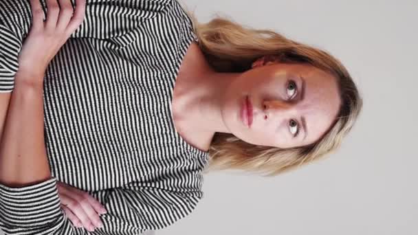 Verticale Video Ontevreden Situatie Een Sceptische Vrouw Onzekere Keuze Twijfelachtige — Stockvideo