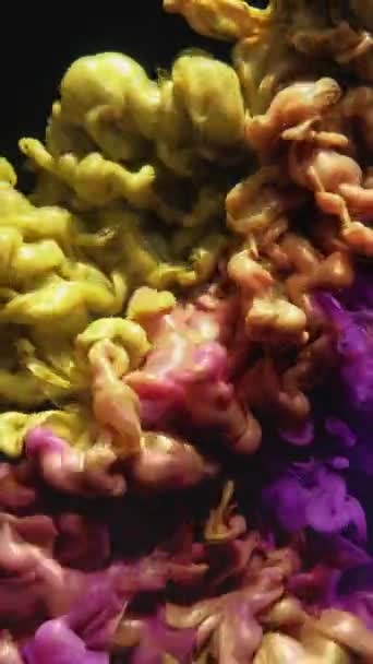 Verticale Video Verf Water Schot Kleurstofwolk Opener Effect Onderwaterverfmix Geel — Stockvideo
