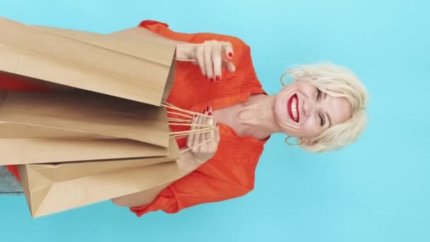 Verticale Video Vakantie Winkelen Gelukkige Vrouw Feestelijke Korting Opgewonden Verbaasd — Stockvideo