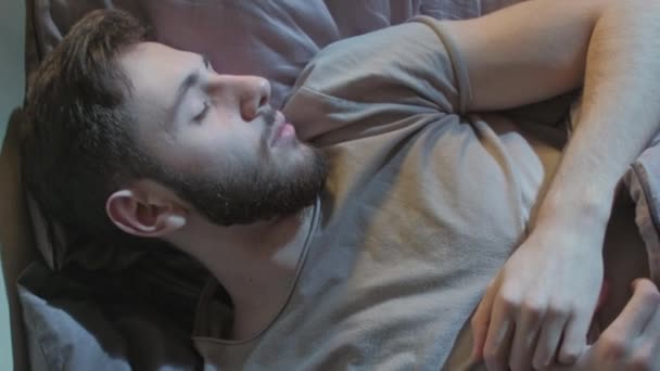 Vídeo Vertical Distúrbio Sono Noite Agitada Ansiedade Hora Dormir Homem — Vídeo de Stock
