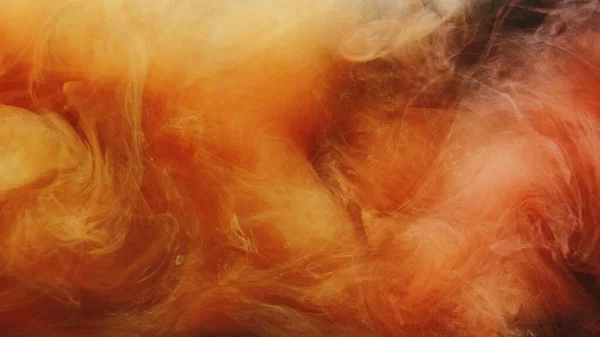 色の蒸気スプラッシュ インクの水 炎の爆発だ 黄色オレンジ色の赤いフュームの雲のテクスチャ黒抽象アートの背景 — ストック写真